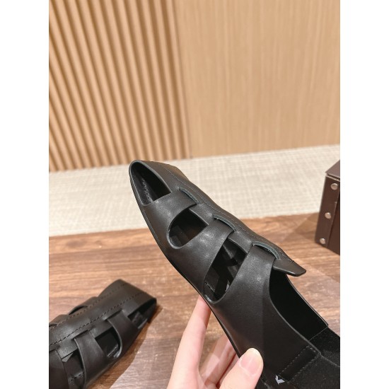 # 阿莱亚/早春新品 方头 罗马平底凉鞋这一季的鞋履全新视觉体验 俏皮搭配 显得酷酷的真是绝美 鞋柜必备的时尚单品。面料采用进口小牛皮 内里垫脚均为牛皮 意大利真皮大底Size:35-39(40/41/42定做不退换) # 阿莱亚/早春新品 方头 罗马平底凉鞋这一季的鞋履全新视觉体验 俏皮搭配 显得酷酷的真是绝美 鞋柜必备的时尚单品。面料采用进口小牛皮 内里垫脚均为牛皮 意大利真皮大底Size:35-39(40/41/42定做不退换)