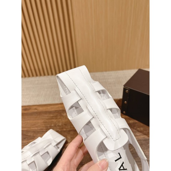 # 阿莱亚/早春新品 方头 罗马平底凉鞋这一季的鞋履全新视觉体验 俏皮搭配 显得酷酷的真是绝美 鞋柜必备的时尚单品。面料采用进口小牛皮 内里垫脚均为牛皮 意大利真皮大底Size:35-39(40/41/42定做不退换) # 阿莱亚/早春新品 方头 罗马平底凉鞋这一季的鞋履全新视觉体验 俏皮搭配 显得酷酷的真是绝美 鞋柜必备的时尚单品。面料采用进口小牛皮 内里垫脚均为牛皮 意大利真皮大底Size:35-39(40/41/42定做不退换)