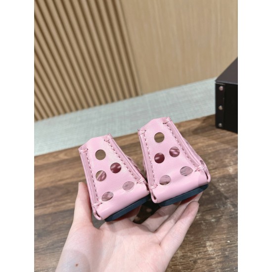 # 阿莱亚/早春新品 方头 镂空 平底凉鞋这一季的鞋履全新视觉体验 俏皮搭配 显得酷酷的真是绝美 鞋柜必备的时尚单品。面料采用进口小牛皮 内里垫脚均为牛皮 原版开模大底Size:35-39(40/41/42定制不退换) # 阿莱亚/早春新品 方头 镂空 平底凉鞋这一季的鞋履全新视觉体验 俏皮搭配 显得酷酷的真是绝美 鞋柜必备的时尚单品。面料采用进口小牛皮 内里垫脚均为牛皮 原版开模大底Size:35-39(40/41/42定制不退换)