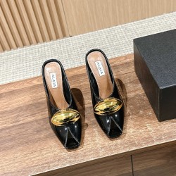 / 阿莱亚春夏新款 大金豆鱼嘴高跟凉鞋主要的设计是极简风格，很吸睛的时髦鱼嘴凉鞋，鞋子的弧度真的很有女人味！上脚性感拉满～两款不同的就是一个大金豆啦，非常的显眼，也是alaia的特别辨识度之一！跟也是具有弧度的，但是不要小瞧了它的高度哦！材质：牛皮内里：牛里大底：意大利进口真皮大底鞋码：35-39/40定制不退换