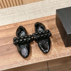 /# 阿莱亚春夏新款 双带扣圆珠芭蕾鞋非常绝美的设计，模拟珍珠的双带扣设计，依旧优雅大方得体，纯真的牛油皮纹路质感，成就独一无二的设计感，随机但是美丽，自然生长之美～鞋底超级软！上脚随意搭配都很好看！而且容易打理！后跟收缩加上芭蕾双带，根本不担心不跟脚的问题哦～ 牛油皮材质 羊里内里 意大利进口真皮大底 Size：35-39（40定制不退换）