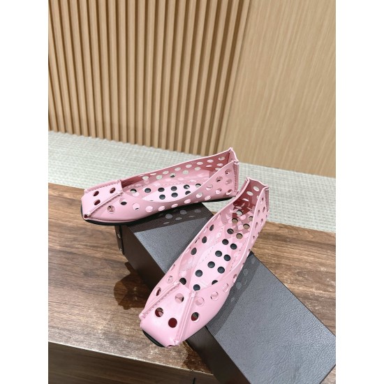# 阿莱亚/早春新品 方头 镂空 平底凉鞋这一季的鞋履全新视觉体验 俏皮搭配 显得酷酷的真是绝美 鞋柜必备的时尚单品。面料采用进口小牛皮 内里垫脚均为牛皮 原版开模大底Size:35-39(40/41/42定制不退换) # 阿莱亚/早春新品 方头 镂空 平底凉鞋这一季的鞋履全新视觉体验 俏皮搭配 显得酷酷的真是绝美 鞋柜必备的时尚单品。面料采用进口小牛皮 内里垫脚均为牛皮 原版开模大底Size:35-39(40/41/42定制不退换)