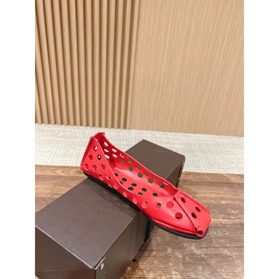 # 阿莱亚/早春新品 方头 镂空 平底凉鞋这一季的鞋履全新视觉体验 俏皮搭配 显得酷酷的真是绝美 鞋柜必备的时尚单品。面料采用进口小牛皮 内里垫脚均为牛皮 原版开模大底Size:35-39(40/41/42定制不退换) # 阿莱亚/早春新品 方头 镂空 平底凉鞋这一季的鞋履全新视觉体验 俏皮搭配 显得酷酷的真是绝美 鞋柜必备的时尚单品。面料采用进口小牛皮 内里垫脚均为牛皮 原版开模大底Size:35-39(40/41/42定制不退换)