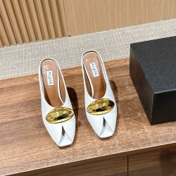 / 阿莱亚春夏新款 大金豆鱼嘴高跟凉鞋主要的设计是极简风格，很吸睛的时髦鱼嘴凉鞋，鞋子的弧度真的很有女人味！上脚性感拉满～两款不同的就是一个大金豆啦，非常的显眼，也是alaia的特别辨识度之一！跟也是具有弧度的，但是不要小瞧了它的高度哦！材质：牛皮内里：牛里大底：意大利进口真皮大底鞋码：35-39/40定制不退换