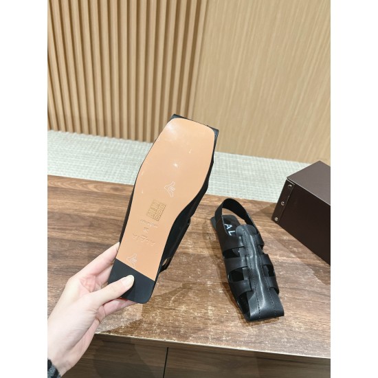 # 阿莱亚/早春新品 方头 罗马平底凉鞋这一季的鞋履全新视觉体验 俏皮搭配 显得酷酷的真是绝美 鞋柜必备的时尚单品。面料采用进口小牛皮 内里垫脚均为牛皮 意大利真皮大底Size:35-39(40/41/42定做不退换) # 阿莱亚/早春新品 方头 罗马平底凉鞋这一季的鞋履全新视觉体验 俏皮搭配 显得酷酷的真是绝美 鞋柜必备的时尚单品。面料采用进口小牛皮 内里垫脚均为牛皮 意大利真皮大底Size:35-39(40/41/42定做不退换)