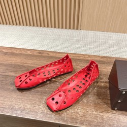 # 阿莱亚/早春新品 方头 镂空 平底凉鞋这一季的鞋履全新视觉体验 俏皮搭配 显得酷酷的真是绝美  鞋柜必备的时尚单品。面料采用进口小牛皮 内里垫脚均为牛皮 原版开模大底Size：35-39（40/41/42定制不退换）