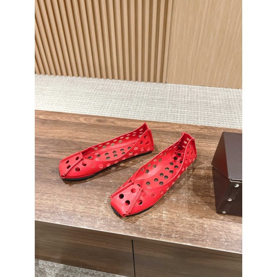 # 阿莱亚/早春新品 方头 镂空 平底凉鞋这一季的鞋履全新视觉体验 俏皮搭配 显得酷酷的真是绝美 鞋柜必备的时尚单品。面料采用进口小牛皮 内里垫脚均为牛皮 原版开模大底Size:35-39(40/41/42定制不退换) # 阿莱亚/早春新品 方头 镂空 平底凉鞋这一季的鞋履全新视觉体验 俏皮搭配 显得酷酷的真是绝美 鞋柜必备的时尚单品。面料采用进口小牛皮 内里垫脚均为牛皮 原版开模大底Size:35-39(40/41/42定制不退换)