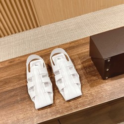 # 阿莱亚/早春新品 方头 罗马平底凉鞋这一季的鞋履全新视觉体验 俏皮搭配 显得酷酷的真是绝美  鞋柜必备的时尚单品。面料采用进口小牛皮 内里垫脚均为牛皮 意大利真皮大底Size：35-39（40/41/42定做不退换）