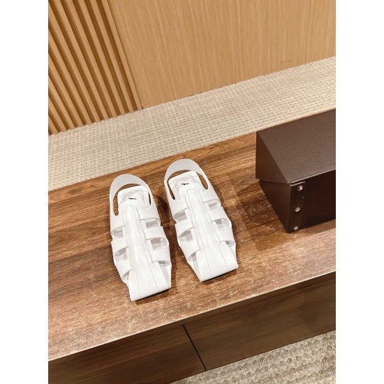 # 阿莱亚/早春新品 方头 罗马平底凉鞋这一季的鞋履全新视觉体验 俏皮搭配 显得酷酷的真是绝美 鞋柜必备的时尚单品。面料采用进口小牛皮 内里垫脚均为牛皮 意大利真皮大底Size:35-39(40/41/42定做不退换) # 阿莱亚/早春新品 方头 罗马平底凉鞋这一季的鞋履全新视觉体验 俏皮搭配 显得酷酷的真是绝美 鞋柜必备的时尚单品。面料采用进口小牛皮 内里垫脚均为牛皮 意大利真皮大底Size:35-39(40/41/42定做不退换)