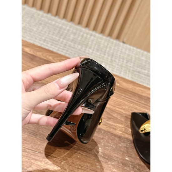 / 阿莱亚春夏新款 大金豆鱼嘴高跟凉鞋主要的设计是极简风格,很吸睛的时髦鱼嘴凉鞋,鞋子的弧度真的很有女人味!上脚性感拉满~两款不同的就是一个大金豆啦,非常的显眼,也是alaia的特别辨识度之一!跟也是具有弧度的,但是不要小瞧了它的高度哦!材质:牛皮内里:牛里大底:意大利进口真皮大底鞋码:35-39/40定制不退换 / 阿莱亚春夏新款 大金豆鱼嘴高跟凉鞋主要的设计是极简风格,很吸睛的时髦鱼嘴凉鞋,鞋子的弧度真的很有女人味!上脚性感拉满~两款不同的就是一个大金豆啦,非常的显眼,也是alaia的特别辨识度之一!跟也是具有弧度的,但是不要小瞧了它的高度哦!材质:牛皮内里:牛里大底:意大利进口真皮大底鞋码:35-39/40定制不退换