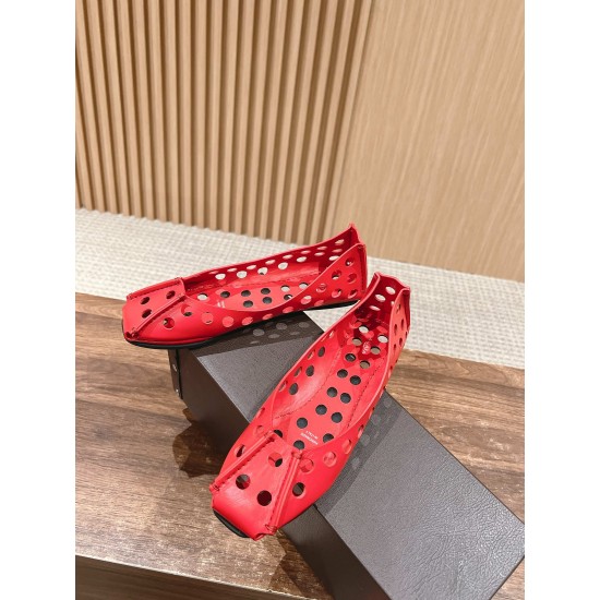 # 阿莱亚/早春新品 方头 镂空 平底凉鞋这一季的鞋履全新视觉体验 俏皮搭配 显得酷酷的真是绝美 鞋柜必备的时尚单品。面料采用进口小牛皮 内里垫脚均为牛皮 原版开模大底Size:35-39(40/41/42定制不退换) # 阿莱亚/早春新品 方头 镂空 平底凉鞋这一季的鞋履全新视觉体验 俏皮搭配 显得酷酷的真是绝美 鞋柜必备的时尚单品。面料采用进口小牛皮 内里垫脚均为牛皮 原版开模大底Size:35-39(40/41/42定制不退换)