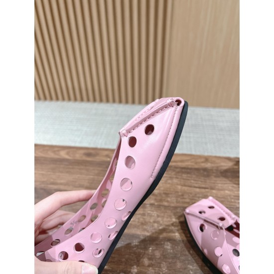 # 阿莱亚/早春新品 方头 镂空 平底凉鞋这一季的鞋履全新视觉体验 俏皮搭配 显得酷酷的真是绝美 鞋柜必备的时尚单品。面料采用进口小牛皮 内里垫脚均为牛皮 原版开模大底Size:35-39(40/41/42定制不退换) # 阿莱亚/早春新品 方头 镂空 平底凉鞋这一季的鞋履全新视觉体验 俏皮搭配 显得酷酷的真是绝美 鞋柜必备的时尚单品。面料采用进口小牛皮 内里垫脚均为牛皮 原版开模大底Size:35-39(40/41/42定制不退换)