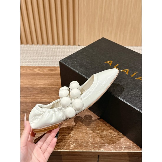 /# 阿莱亚春夏新款 双带扣圆珠芭蕾鞋非常绝美的设计,模拟珍珠的双带扣设计,依旧优雅大方得体,纯真的牛油皮纹路质感,成就独一无二的设计感,随机但是美丽,自然生长之美~鞋底超级软!上脚随意搭配都很好看!而且容易打理!后跟收缩加上芭蕾双带,根本不担心不跟脚的问题哦~ 牛油皮材质 羊里内里 意大利进口真皮大底 Size:35-39(40定制不退换) /# 阿莱亚春夏新款 双带扣圆珠芭蕾鞋非常绝美的设计,模拟珍珠的双带扣设计,依旧优雅大方得体,纯真的牛油皮纹路质感,成就独一无二的设计感,随机但是美丽,自然生长之美~鞋底超级软!上脚随意搭配都很好看!而且容易打理!后跟收缩加上芭蕾双带,根本不担心不跟脚的问题哦~ 牛油皮材质 羊里内里 意大利进口真皮大底 Size:35-39(40定制不退换)