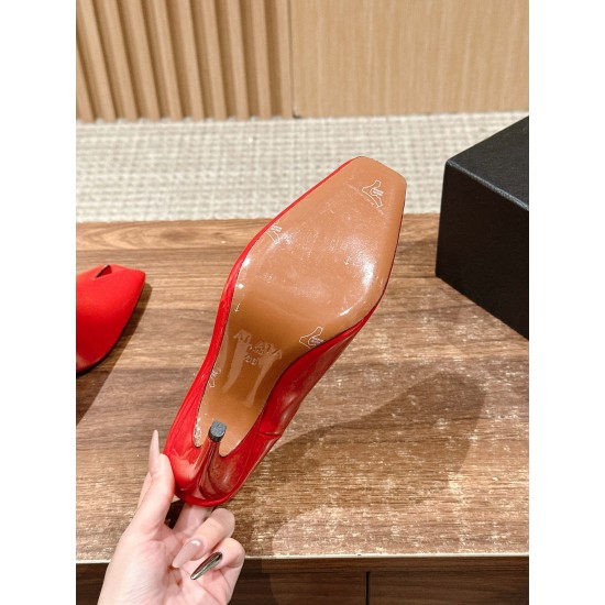 / 阿莱亚春夏新款 大金豆鱼嘴高跟凉鞋主要的设计是极简风格,很吸睛的时髦鱼嘴凉鞋,鞋子的弧度真的很有女人味!上脚性感拉满~两款不同的就是一个大金豆啦,非常的显眼,也是alaia的特别辨识度之一!跟也是具有弧度的,但是不要小瞧了它的高度哦!材质:牛皮内里:牛里大底:意大利进口真皮大底鞋码:35-39/40定制不退换 / 阿莱亚春夏新款 大金豆鱼嘴高跟凉鞋主要的设计是极简风格,很吸睛的时髦鱼嘴凉鞋,鞋子的弧度真的很有女人味!上脚性感拉满~两款不同的就是一个大金豆啦,非常的显眼,也是alaia的特别辨识度之一!跟也是具有弧度的,但是不要小瞧了它的高度哦!材质:牛皮内里:牛里大底:意大利进口真皮大底鞋码:35-39/40定制不退换