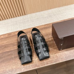 # 阿莱亚/早春新品 方头 罗马平底凉鞋这一季的鞋履全新视觉体验 俏皮搭配 显得酷酷的真是绝美  鞋柜必备的时尚单品。面料采用进口小牛皮 内里垫脚均为牛皮 意大利真皮大底Size：35-39（40/41/42定做不退换）