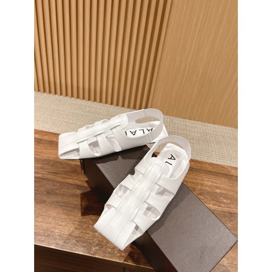 # 阿莱亚/早春新品 方头 罗马平底凉鞋这一季的鞋履全新视觉体验 俏皮搭配 显得酷酷的真是绝美 鞋柜必备的时尚单品。面料采用进口小牛皮 内里垫脚均为牛皮 意大利真皮大底Size:35-39(40/41/42定做不退换) # 阿莱亚/早春新品 方头 罗马平底凉鞋这一季的鞋履全新视觉体验 俏皮搭配 显得酷酷的真是绝美 鞋柜必备的时尚单品。面料采用进口小牛皮 内里垫脚均为牛皮 意大利真皮大底Size:35-39(40/41/42定做不退换)