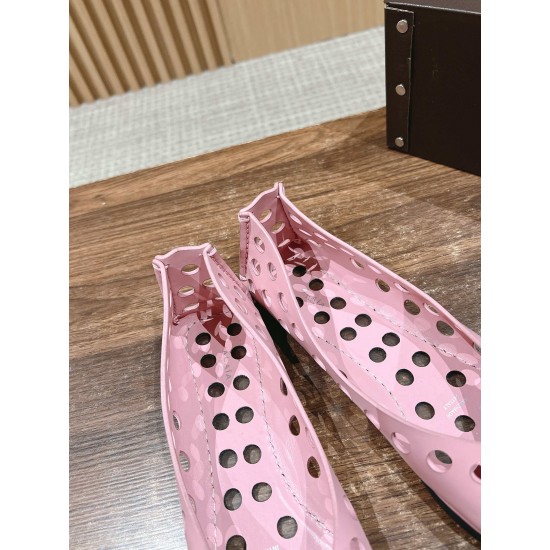 # 阿莱亚/早春新品 方头 镂空 平底凉鞋这一季的鞋履全新视觉体验 俏皮搭配 显得酷酷的真是绝美 鞋柜必备的时尚单品。面料采用进口小牛皮 内里垫脚均为牛皮 原版开模大底Size:35-39(40/41/42定制不退换) # 阿莱亚/早春新品 方头 镂空 平底凉鞋这一季的鞋履全新视觉体验 俏皮搭配 显得酷酷的真是绝美 鞋柜必备的时尚单品。面料采用进口小牛皮 内里垫脚均为牛皮 原版开模大底Size:35-39(40/41/42定制不退换)