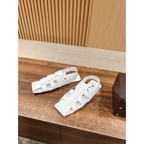 # 阿莱亚/早春新品 方头 罗马平底凉鞋这一季的鞋履全新视觉体验 俏皮搭配 显得酷酷的真是绝美 鞋柜必备的时尚单品。面料采用进口小牛皮 内里垫脚均为牛皮 意大利真皮大底Size:35-39(40/41/42定做不退换) # 阿莱亚/早春新品 方头 罗马平底凉鞋这一季的鞋履全新视觉体验 俏皮搭配 显得酷酷的真是绝美 鞋柜必备的时尚单品。面料采用进口小牛皮 内里垫脚均为牛皮 意大利真皮大底Size:35-39(40/41/42定做不退换)