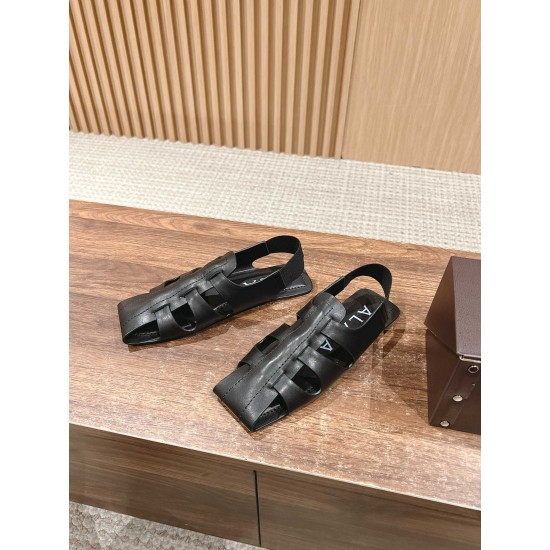 # 阿莱亚/早春新品 方头 罗马平底凉鞋这一季的鞋履全新视觉体验 俏皮搭配 显得酷酷的真是绝美 鞋柜必备的时尚单品。面料采用进口小牛皮 内里垫脚均为牛皮 意大利真皮大底Size:35-39(40/41/42定做不退换) # 阿莱亚/早春新品 方头 罗马平底凉鞋这一季的鞋履全新视觉体验 俏皮搭配 显得酷酷的真是绝美 鞋柜必备的时尚单品。面料采用进口小牛皮 内里垫脚均为牛皮 意大利真皮大底Size:35-39(40/41/42定做不退换)