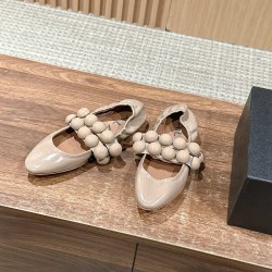 /# 阿莱亚春夏新款 双带扣圆珠芭蕾鞋非常绝美的设计，模拟珍珠的双带扣设计，依旧优雅大方得体，纯真的牛油皮纹路质感，成就独一无二的设计感，随机但是美丽，自然生长之美～鞋底超级软！上脚随意搭配都很好看！而且容易打理！后跟收缩加上芭蕾双带，根本不担心不跟脚的问题哦～ 牛油皮材质 羊里内里 意大利进口真皮大底 Size：35-39（40定制不退换）