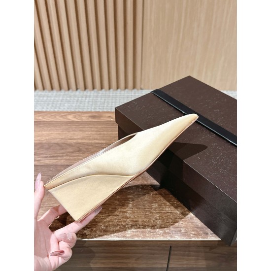 / 阿莱亚春夏季新款 超有气质的 坡跟 真丝鞋 最近超火的一款尖头鞋 阿莱亚|超有气质的低跟鞋 这双鞋真的松弛感拉满!!! 上脚超级舒适好穿又时髦的一双配上不同款式,不同风格都能轻松驾驭,无论牛仔裤,西装裤,还是百褶裙,都能将你的穿搭提升到时尚面料:原版订制进口真丝 內里垫脚:进口羊皮 大底:意大利进口真皮大底跟高:6.5mmSize:#35-40(40订做不退换) / 阿莱亚春夏季新款 超有气质的 坡跟 真丝鞋 最近超火的一款尖头鞋 阿莱亚|超有气质的低跟鞋 这双鞋真的松弛感拉满!!! 上脚超级舒适好穿又时髦的一双配上不同款式,不同风格都能轻松驾驭,无论牛仔裤,西装裤,还是百褶裙,都能将你的穿搭提升到时尚面料:原版订制进口真丝 內里垫脚:进口羊皮 大底:意大利进口真皮大底跟高:6.5mmSize:#35-40(40订做不退换)