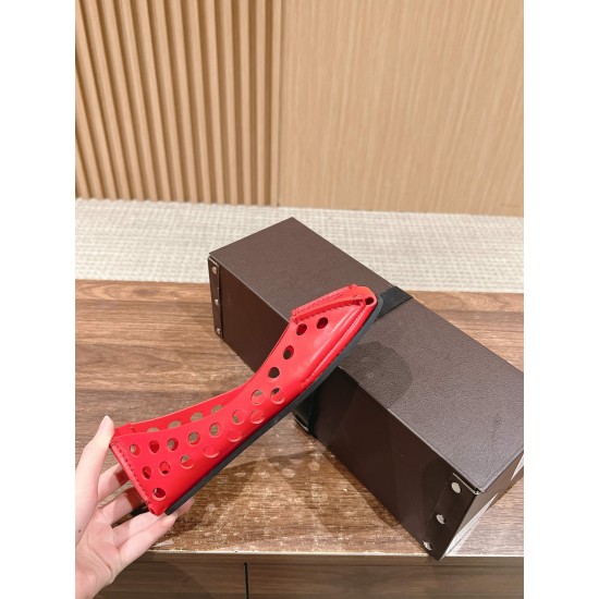 # 阿莱亚/早春新品 方头 镂空 平底凉鞋这一季的鞋履全新视觉体验 俏皮搭配 显得酷酷的真是绝美 鞋柜必备的时尚单品。面料采用进口小牛皮 内里垫脚均为牛皮 原版开模大底Size:35-39(40/41/42定制不退换) # 阿莱亚/早春新品 方头 镂空 平底凉鞋这一季的鞋履全新视觉体验 俏皮搭配 显得酷酷的真是绝美 鞋柜必备的时尚单品。面料采用进口小牛皮 内里垫脚均为牛皮 原版开模大底Size:35-39(40/41/42定制不退换)