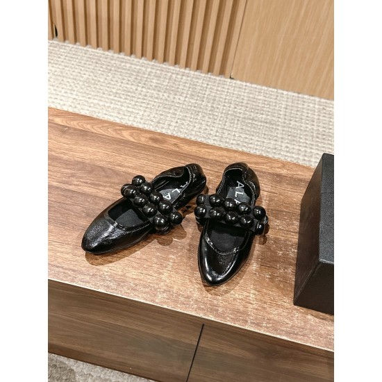 /# 阿莱亚春夏新款 双带扣圆珠芭蕾鞋非常绝美的设计,模拟珍珠的双带扣设计,依旧优雅大方得体,纯真的牛油皮纹路质感,成就独一无二的设计感,随机但是美丽,自然生长之美~鞋底超级软!上脚随意搭配都很好看!而且容易打理!后跟收缩加上芭蕾双带,根本不担心不跟脚的问题哦~ 牛油皮材质 羊里内里 意大利进口真皮大底 Size:35-39(40定制不退换) /# 阿莱亚春夏新款 双带扣圆珠芭蕾鞋非常绝美的设计,模拟珍珠的双带扣设计,依旧优雅大方得体,纯真的牛油皮纹路质感,成就独一无二的设计感,随机但是美丽,自然生长之美~鞋底超级软!上脚随意搭配都很好看!而且容易打理!后跟收缩加上芭蕾双带,根本不担心不跟脚的问题哦~ 牛油皮材质 羊里内里 意大利进口真皮大底 Size:35-39(40定制不退换)