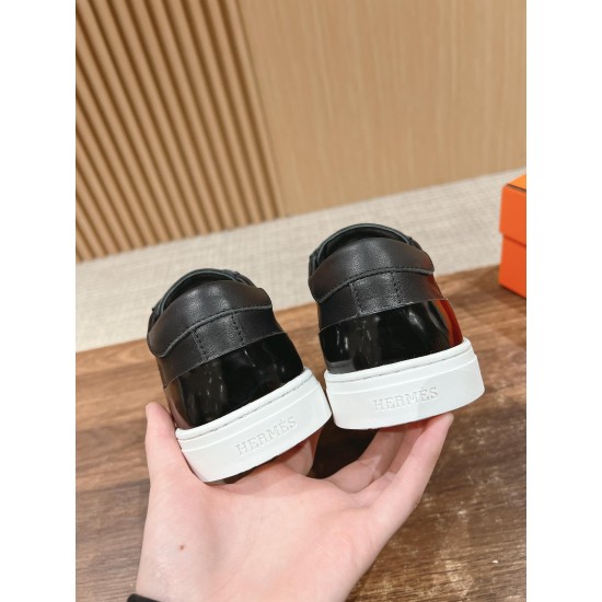 Skateboard shoes