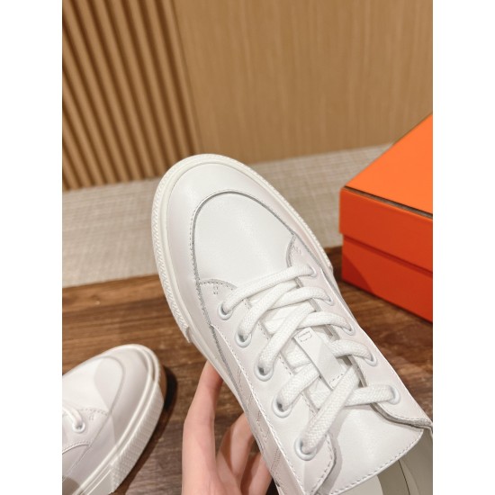 Skateboard shoes