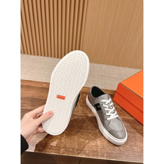 Skateboard shoes