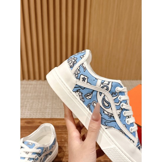 Skateboard shoes