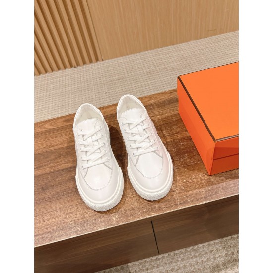 Skateboard shoes