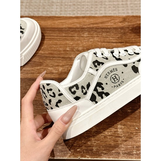 Skateboard shoes