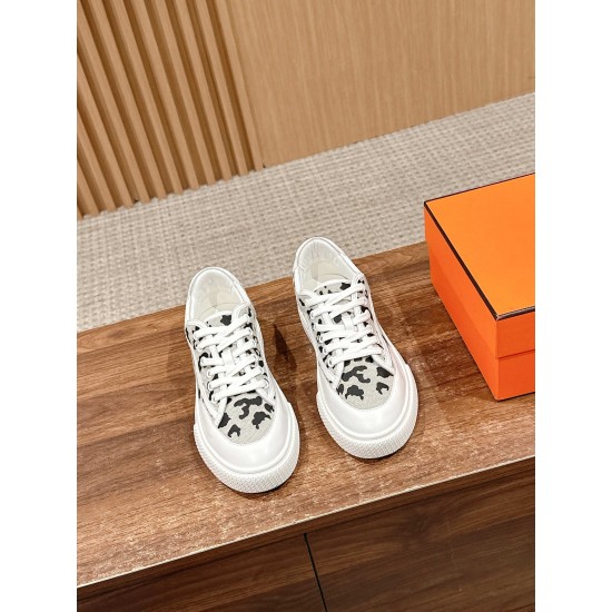 Skateboard shoes