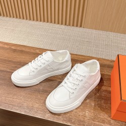 Skateboard shoes