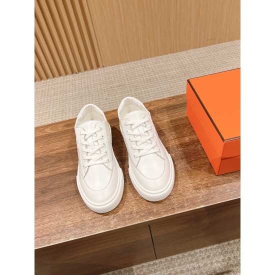 Skateboard shoes