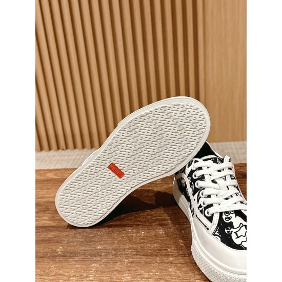 Skateboard shoes