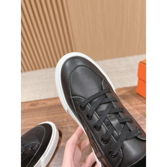 Skateboard shoes