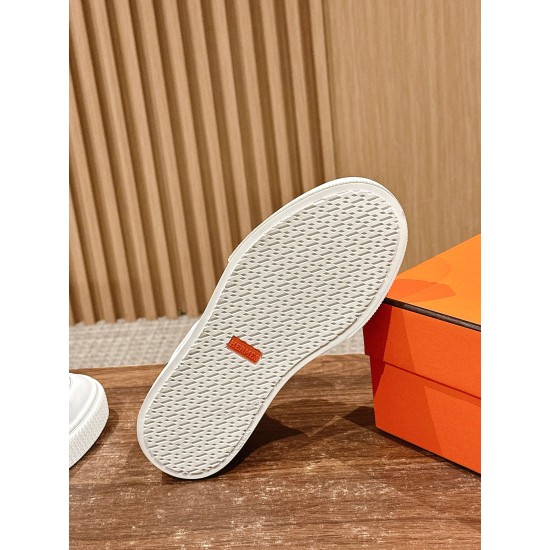 Skateboard shoes