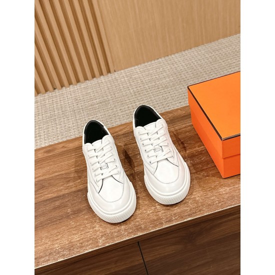 Skateboard shoes