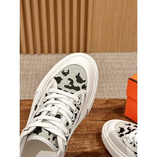 Skateboard shoes