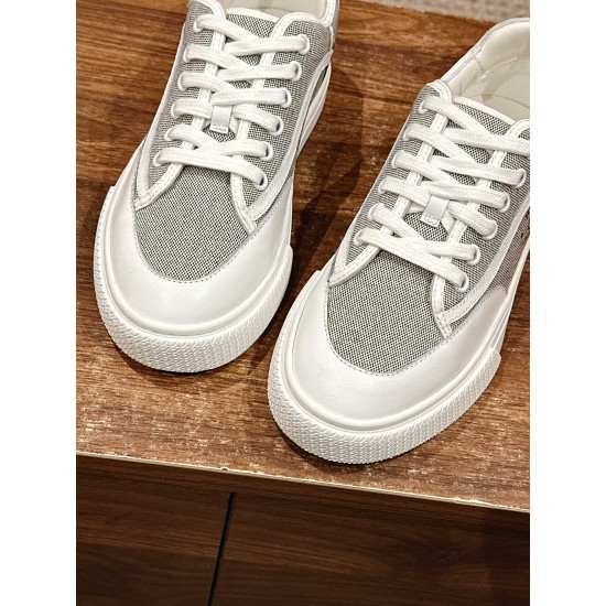 Skateboard shoes
