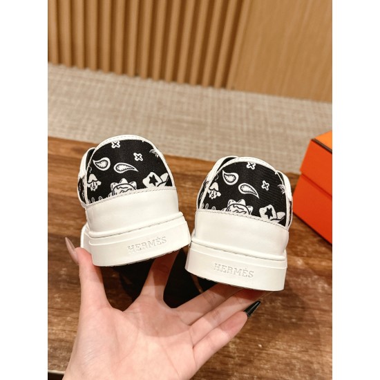 Skateboard shoes