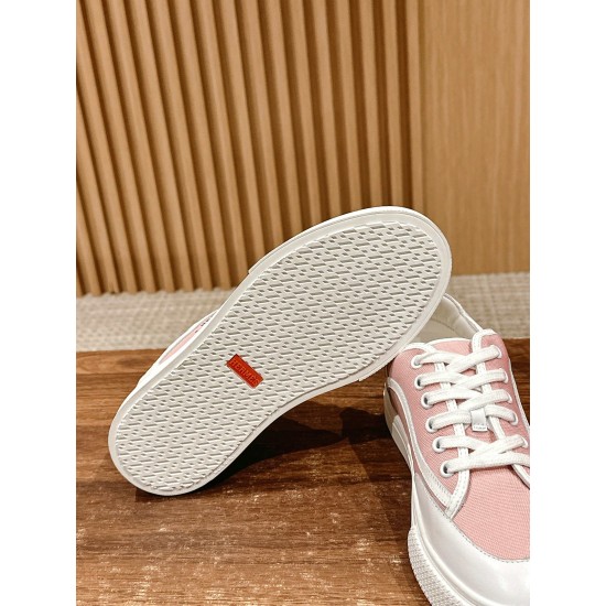 Skateboard shoes