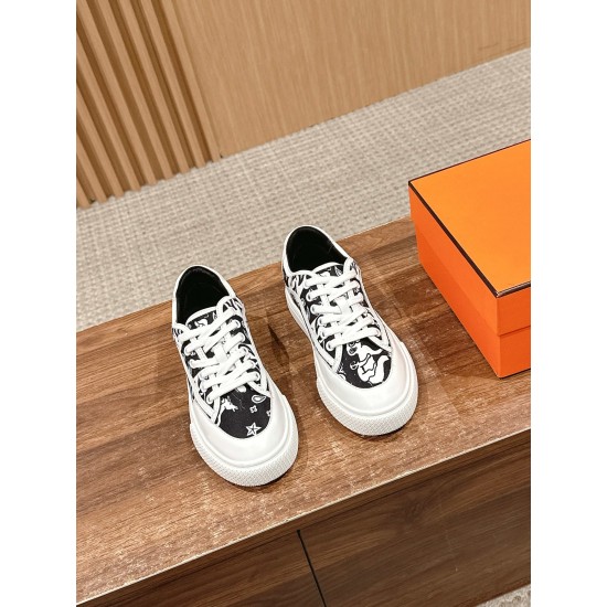 Skateboard shoes