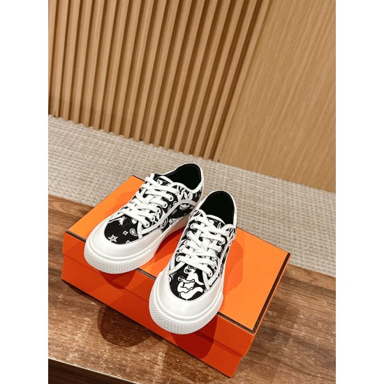 Skateboard shoes