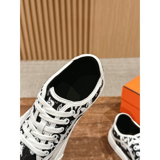 Skateboard shoes