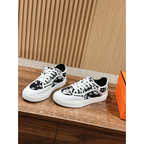 Skateboard shoes
