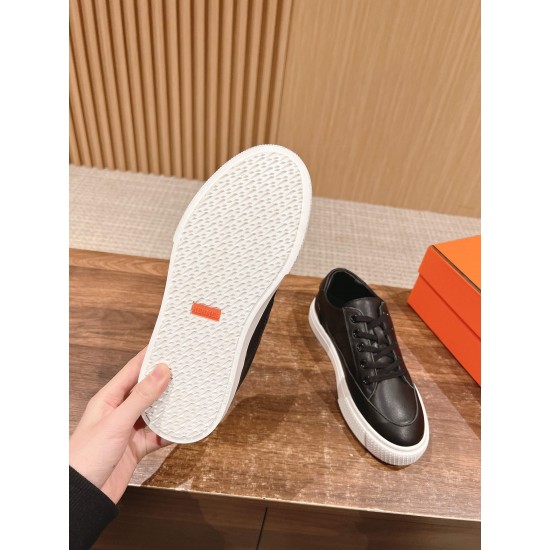 Skateboard shoes