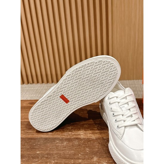 Skateboard shoes